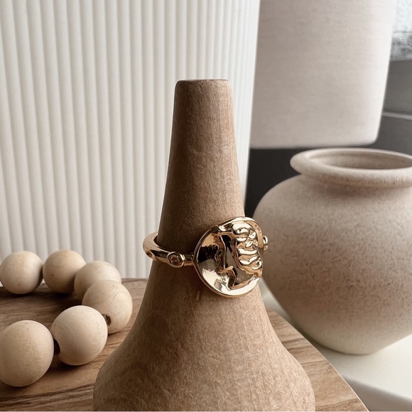 SOLD OUT ❌ ABSTRACT GOLD SIGNET RING - Picture 5 of 6